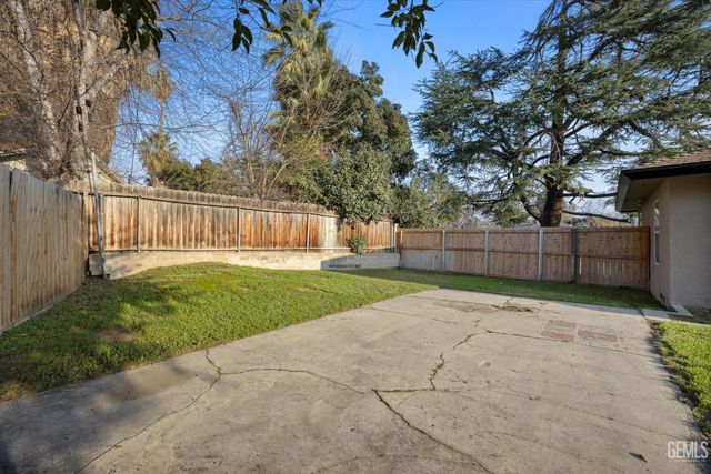 1752 Los Robles Drive, Bakersfield, CA 93306