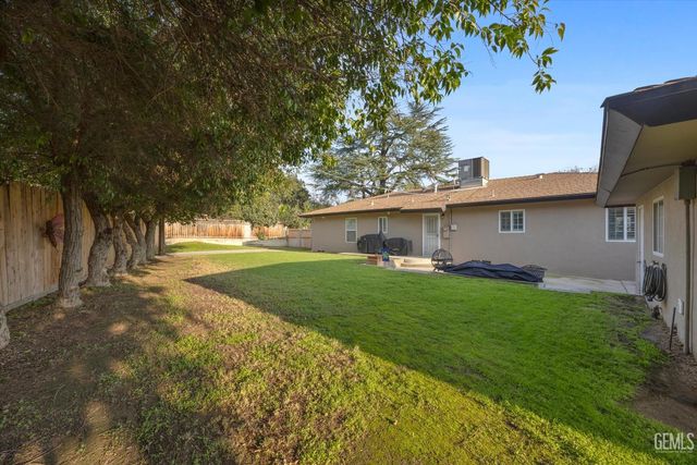 1752 Los Robles Drive, Bakersfield, CA 93306