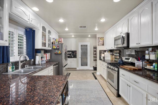 1752 Los Robles Drive, Bakersfield, CA 93306