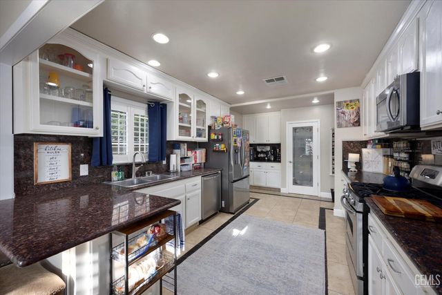 1752 Los Robles Drive, Bakersfield, CA 93306