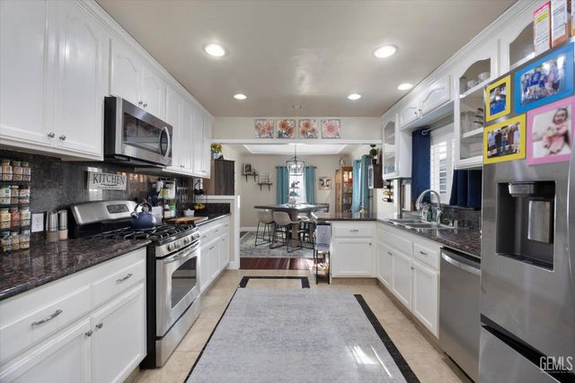 1752 Los Robles Drive, Bakersfield, CA 93306