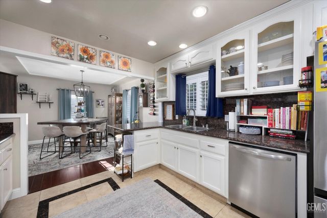 1752 Los Robles Drive, Bakersfield, CA 93306