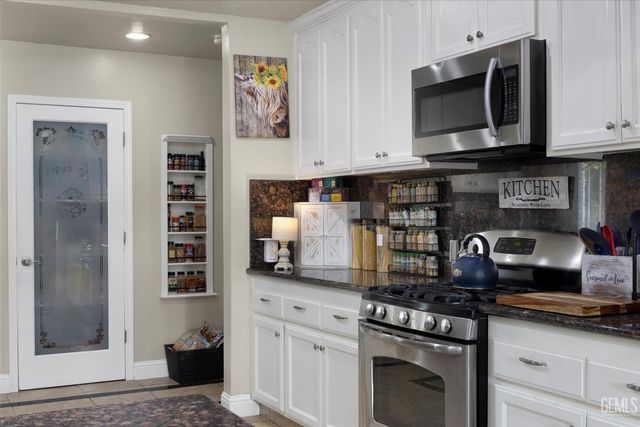 1752 Los Robles Drive, Bakersfield, CA 93306