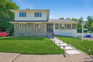 13 Munsey Road, Emerson, NJ 07630