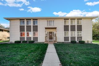 31 Wellington Avenue 1, Mundelein, IL 60060