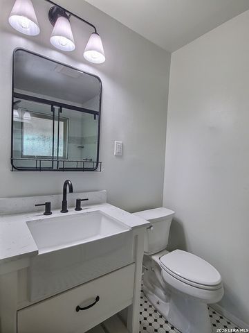1117 Lake Dr, Kerrville, TX 78028