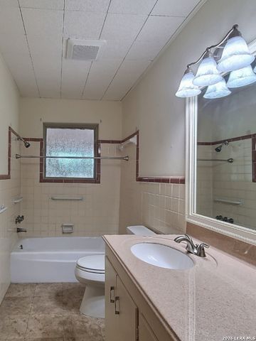 1117 Lake Dr, Kerrville, TX 78028