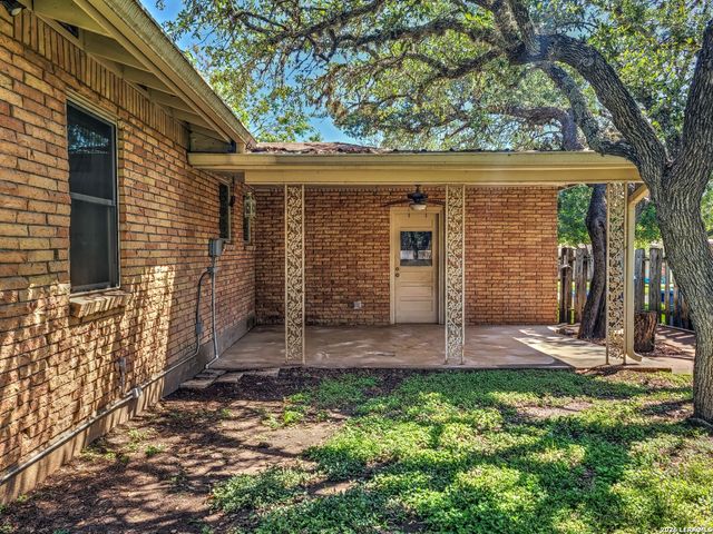 1117 Lake Dr, Kerrville, TX 78028