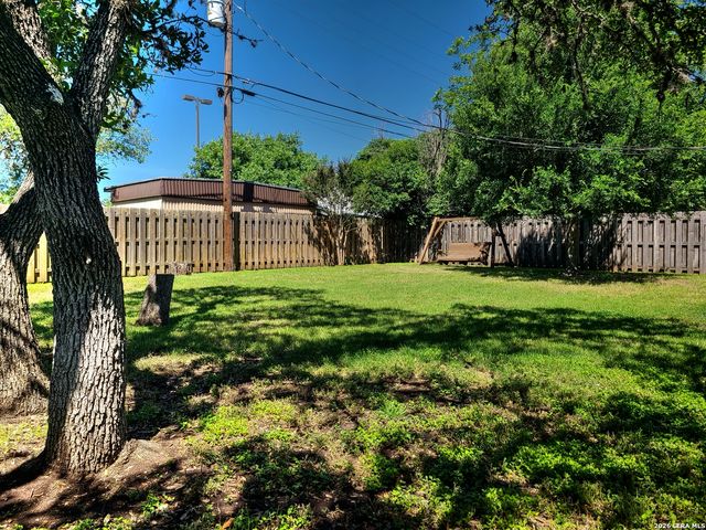 1117 Lake Dr, Kerrville, TX 78028