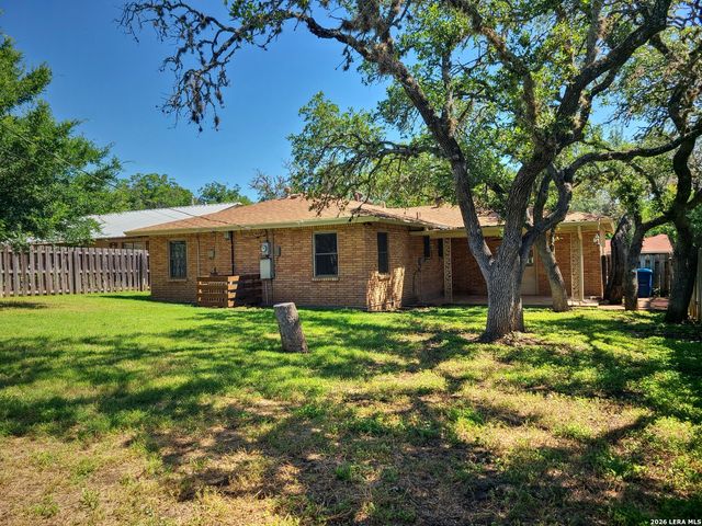 1117 Lake Dr, Kerrville, TX 78028