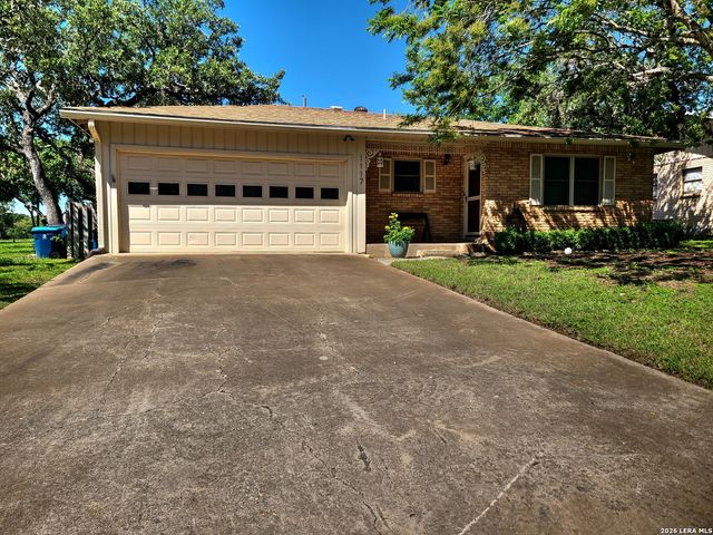 1117 Lake Dr, Kerrville, TX 78028