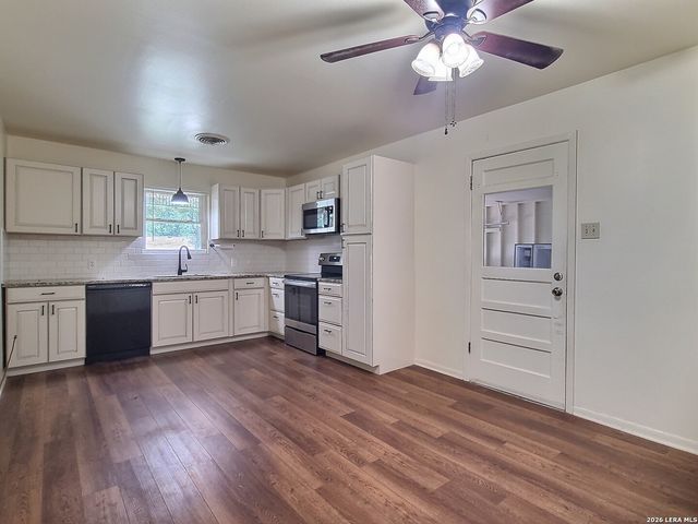 1117 Lake Dr, Kerrville, TX 78028
