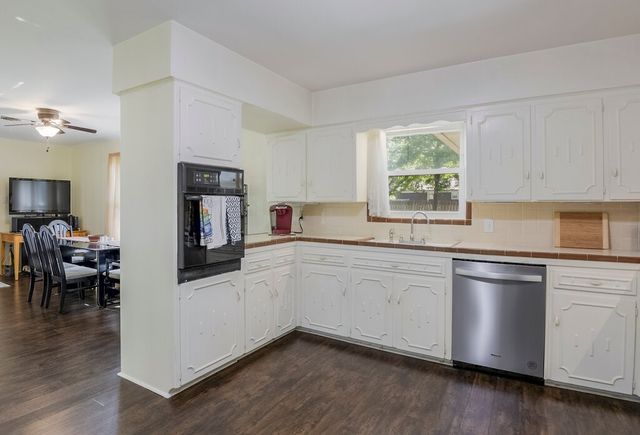 1905 Thomas Place, Arlington, TX 76010