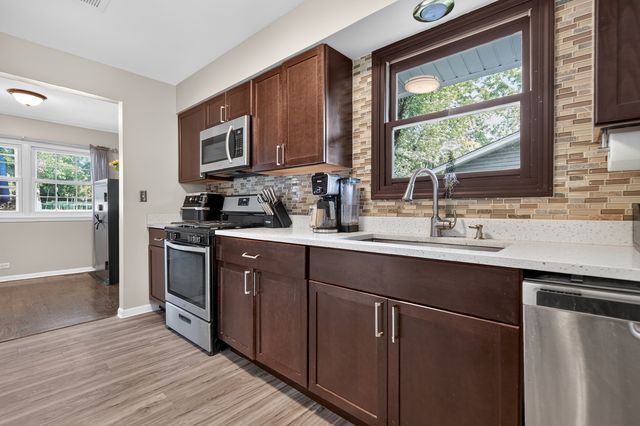 230 Fleetwood Lane, Elk Grove Village, IL 60007