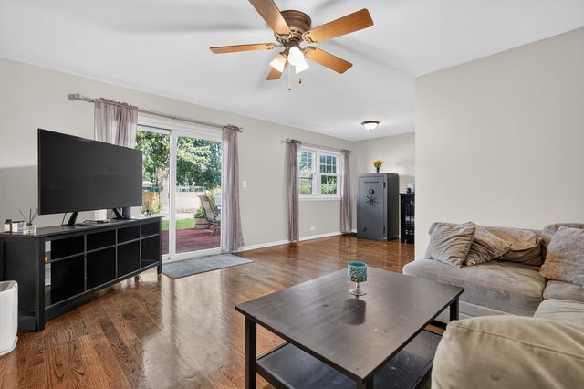 230 Fleetwood Lane, Elk Grove Village, IL 60007