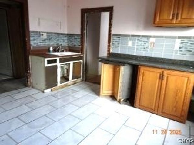 806 WAVERLY Place, Utica, NY 13502