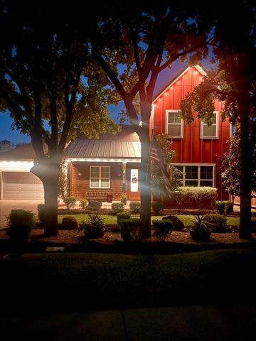 1300 Worthington Street, Grapevine, TX 76051
