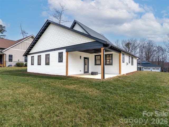 17 Ashe Park Circle, Asheville, NC 28806