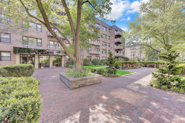 3 Birchwood Court 3H, Mineola, NY 11501