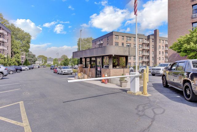 3 Birchwood Court 3H, Mineola, NY 11501