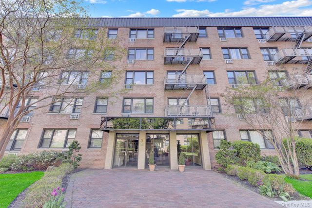 3 Birchwood Court 3H, Mineola, NY 11501