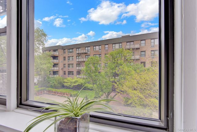 3 Birchwood Court 3H, Mineola, NY 11501