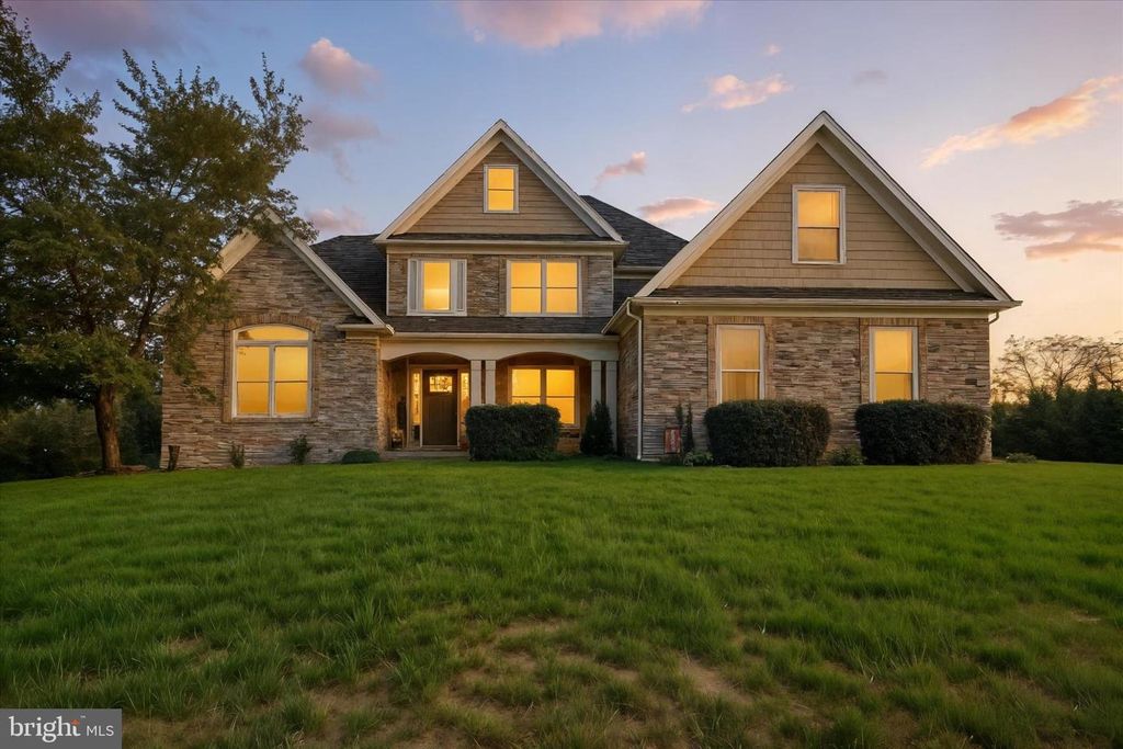 Image 1 of property listing at 19 MARINA DR, Camp Hill, PA 17011