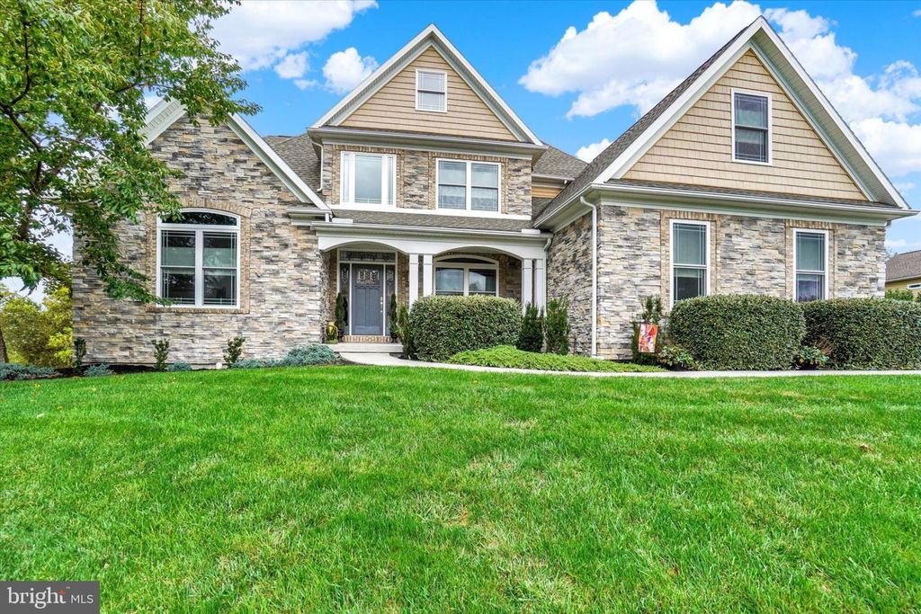 Image 2 of property listing at 19 MARINA DR, Camp Hill, PA 17011