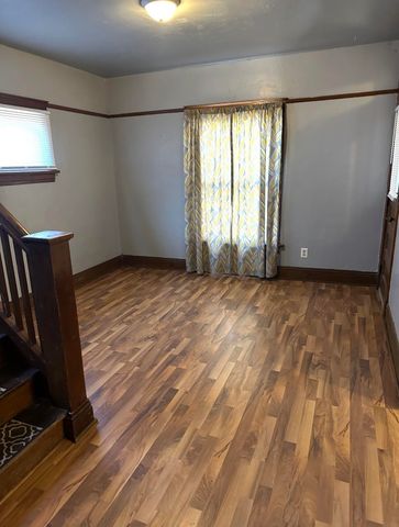 1013 W 6th St, Waterloo, IA 50702