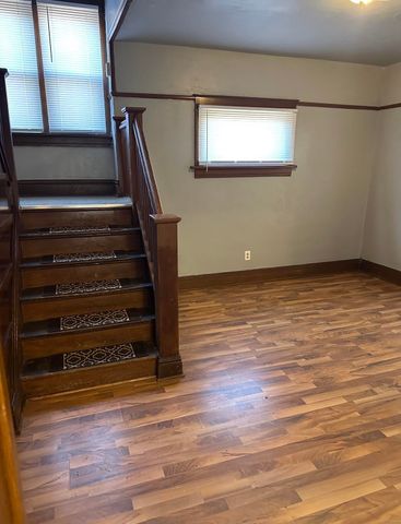 1013 W 6th St, Waterloo, IA 50702