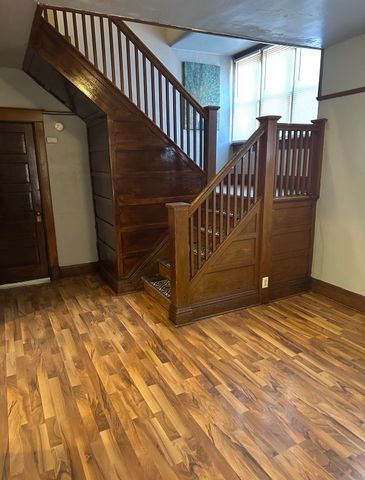 1013 W 6th St, Waterloo, IA 50702