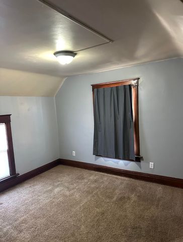 1013 W 6th St, Waterloo, IA 50702