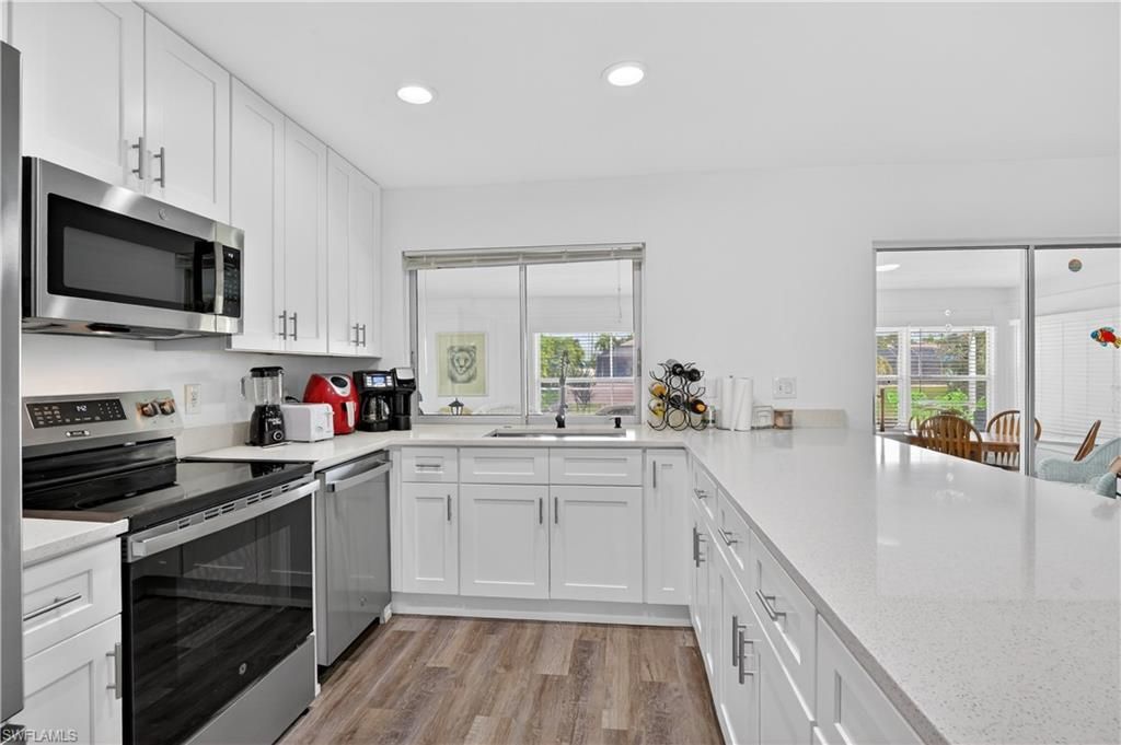 Image 15 of property listing at 1305 SE 29th TER, Cape Coral, FL 33904