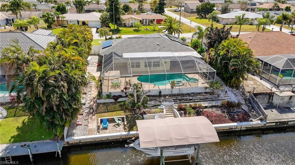 Image 4 of property listing at 1305 SE 29th TER, Cape Coral, FL 33904