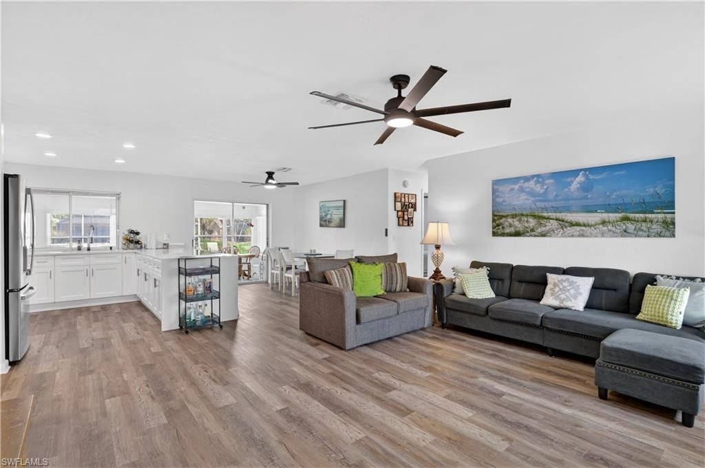 Image 5 of property listing at 1305 SE 29th TER, Cape Coral, FL 33904