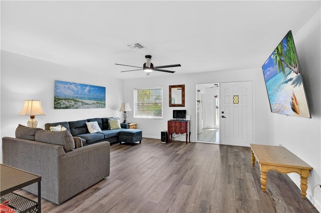 Image 8 of property listing at 1305 SE 29th TER, Cape Coral, FL 33904