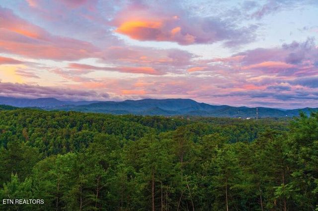 2037 Mccarter Drive, Sevierville, TN 37862