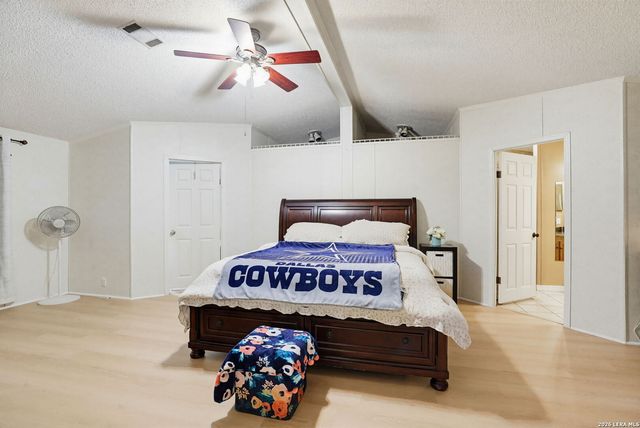 227 MISTY BND, Floresville, TX 78114