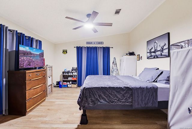227 MISTY BND, Floresville, TX 78114