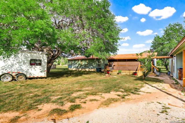 227 MISTY BND, Floresville, TX 78114