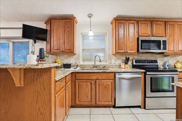 227 MISTY BND, Floresville, TX 78114
