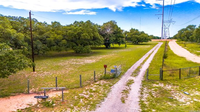 227 MISTY BND, Floresville, TX 78114