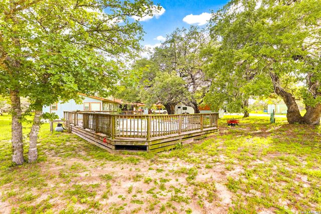 227 MISTY BND, Floresville, TX 78114