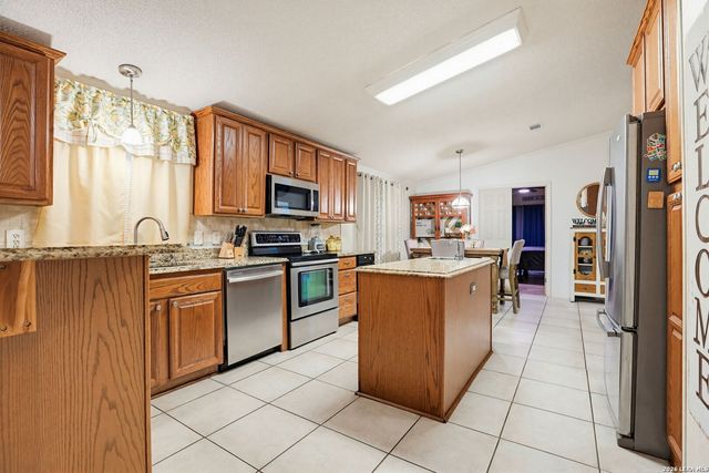 227 MISTY BND, Floresville, TX 78114