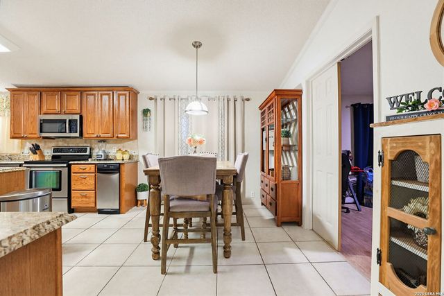 227 MISTY BND, Floresville, TX 78114