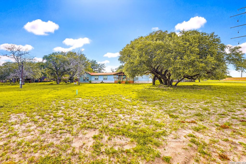 227 MISTY BND, Floresville, TX 78114