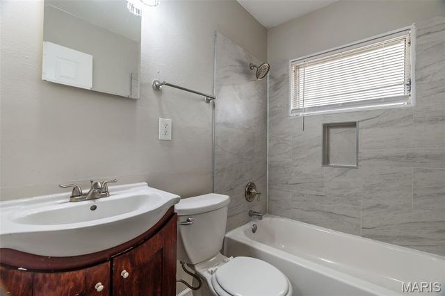 1688 Maldon Lane, St Louis, MO 63136