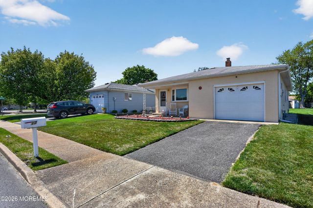 17 Corinth Place, Toms River, NJ 08757