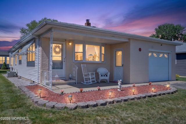 17 Corinth Place, Toms River, NJ 08757