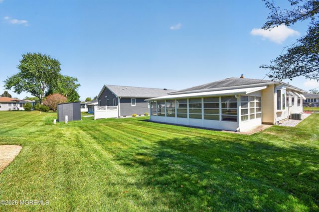 17 Corinth Place, Toms River, NJ 08757